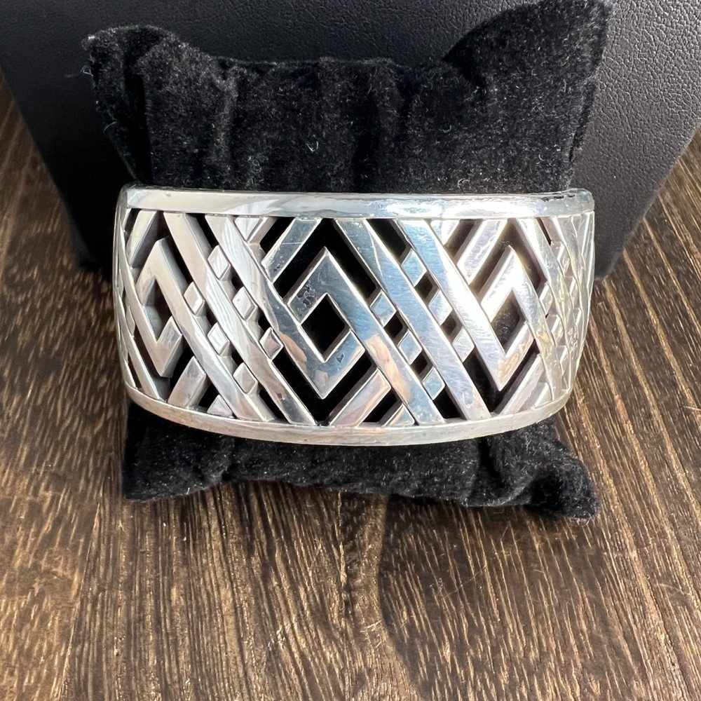 Brighton Chevron Pattern Silver Toned Oval Shaped Clamper Bracelet 6.5” B32